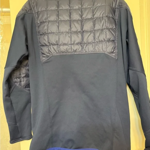 Patagonia Black and Blue Puffer Jacket for Active Outdoor Use - Picture 6 of 6